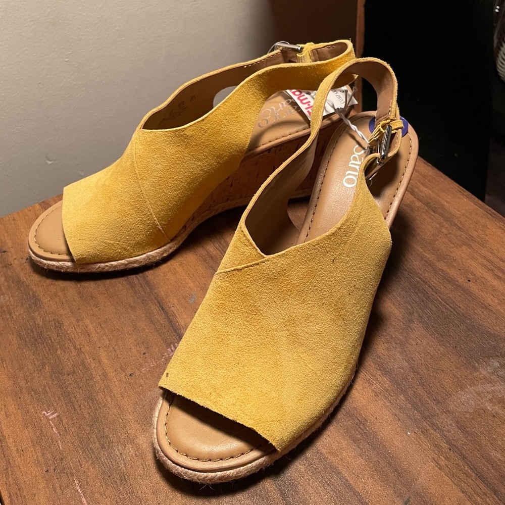 🌼Mustard-Yellow Suede Wedges🌼